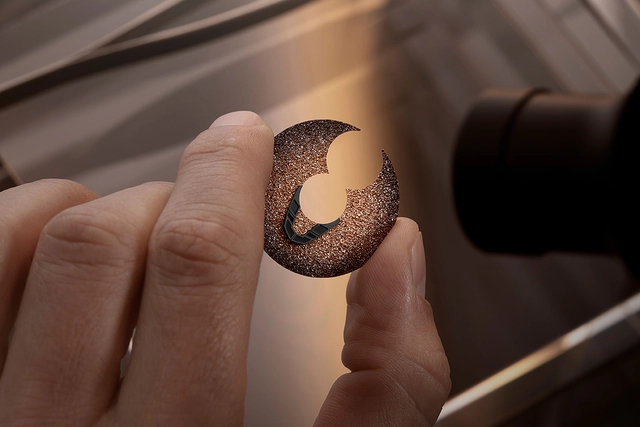 Ulysse Nardin Freak [X Crystalium] Zifferblatt-Detail in der Hand